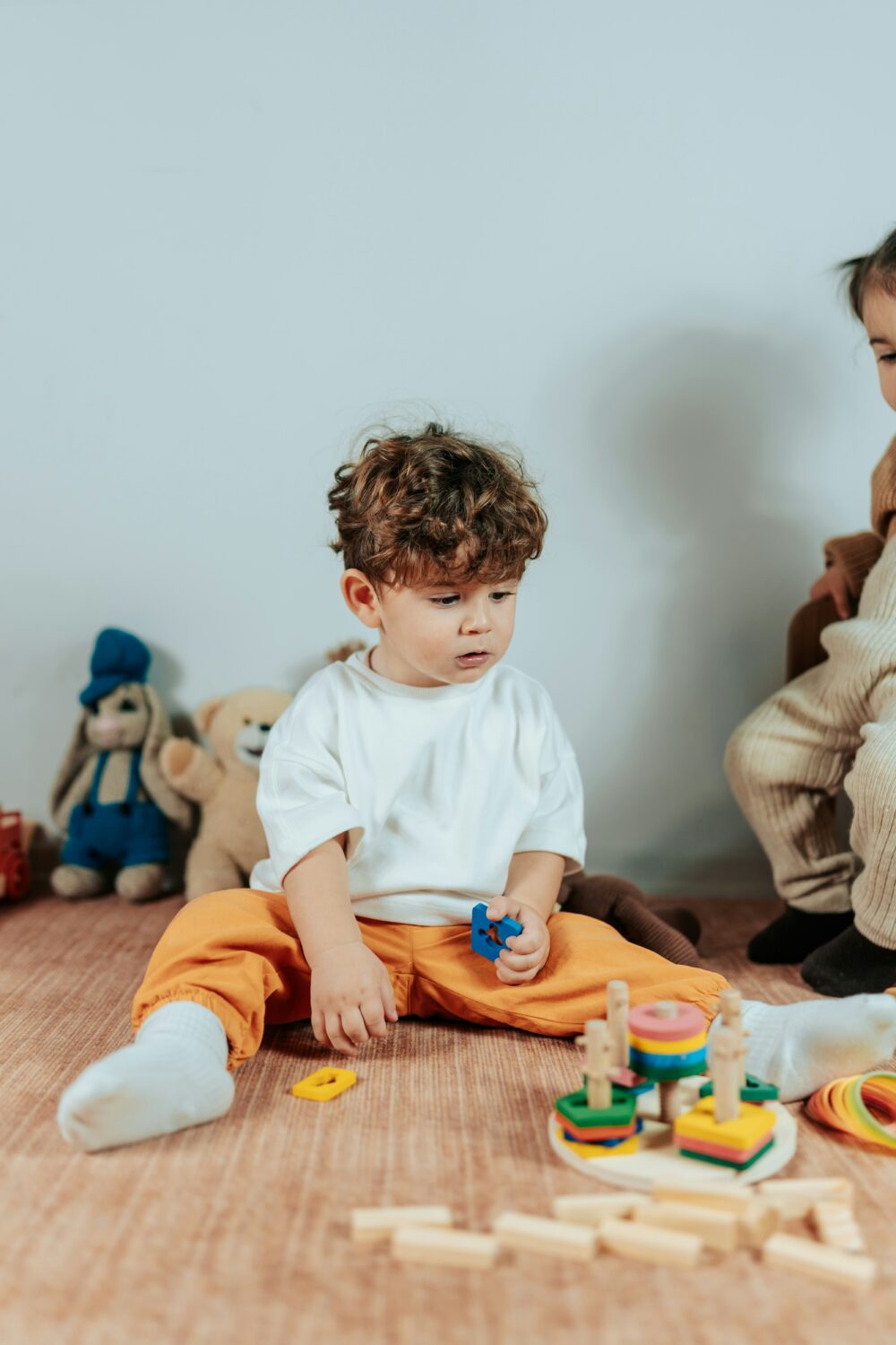 座っておもちゃで遊んでいる男の子
