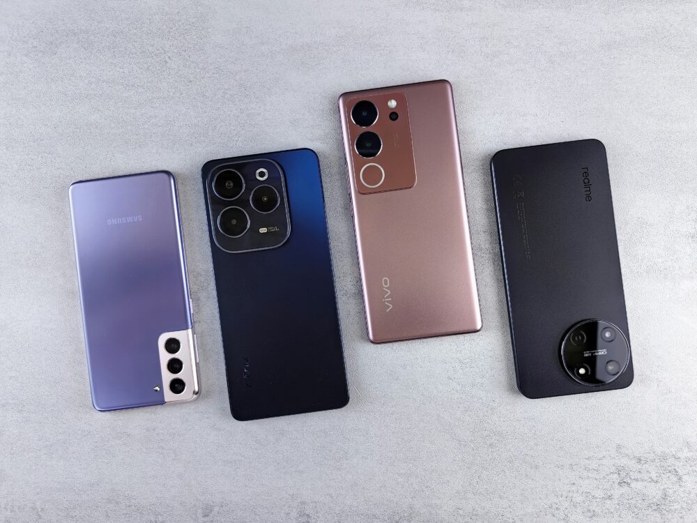 机に並べられたスマホ