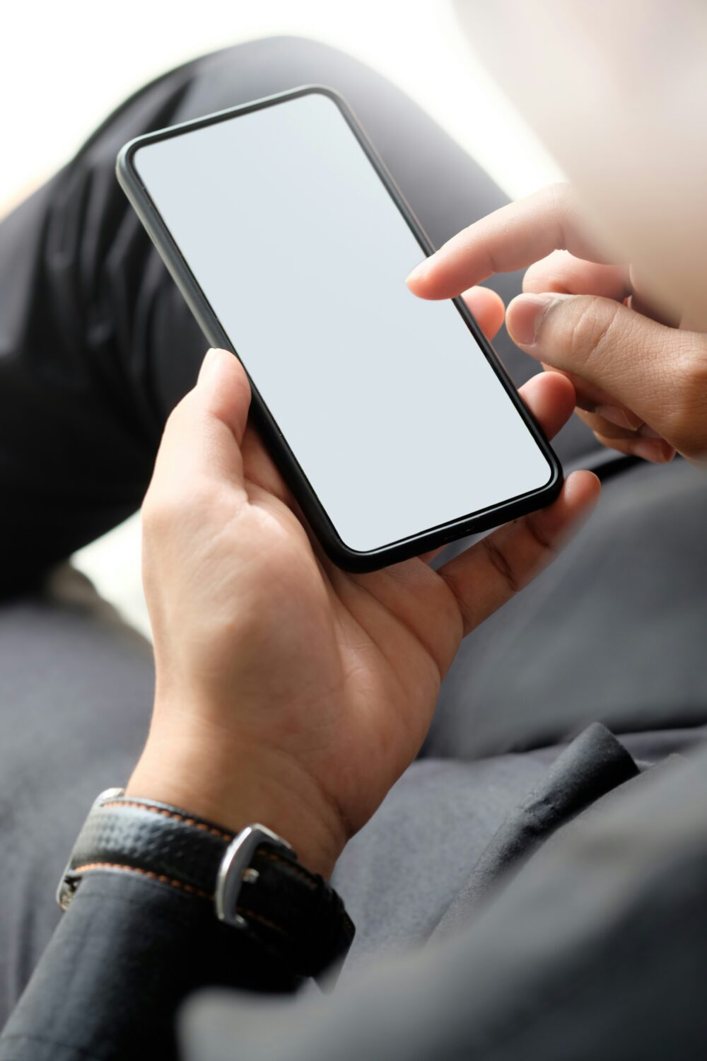 スマホを使う男性
