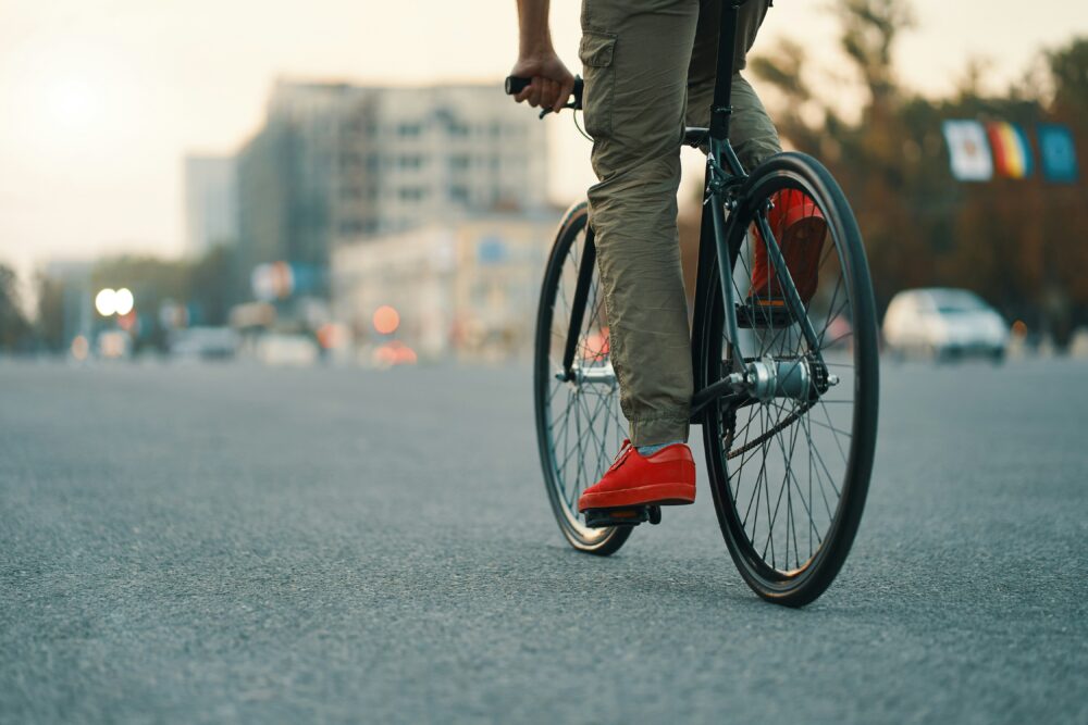 立って自転車を乗っている人
