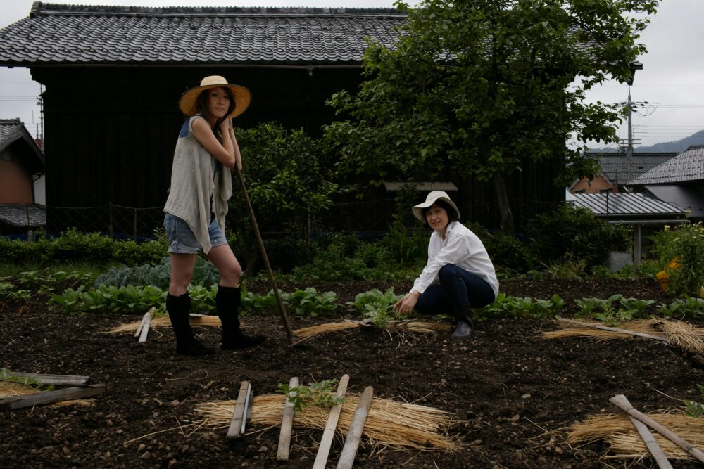 畑で作業する女性