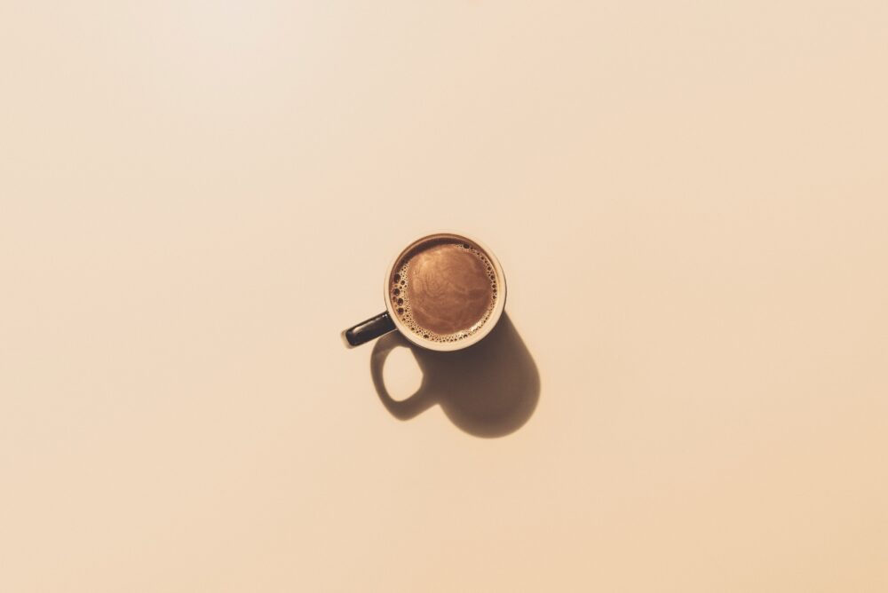 机に置かれたコーヒーカップ
