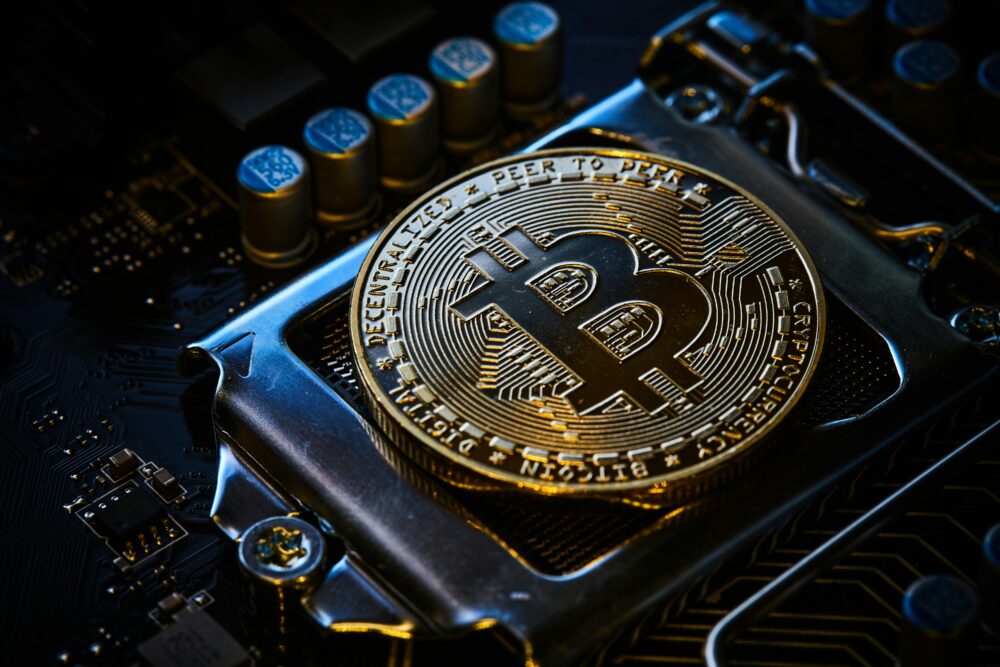 コンピューターのマザーボード上にあるビットコイン