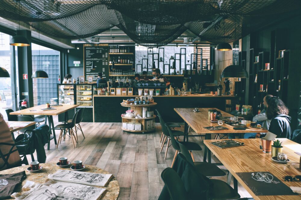 落ち着いたカフェの風景