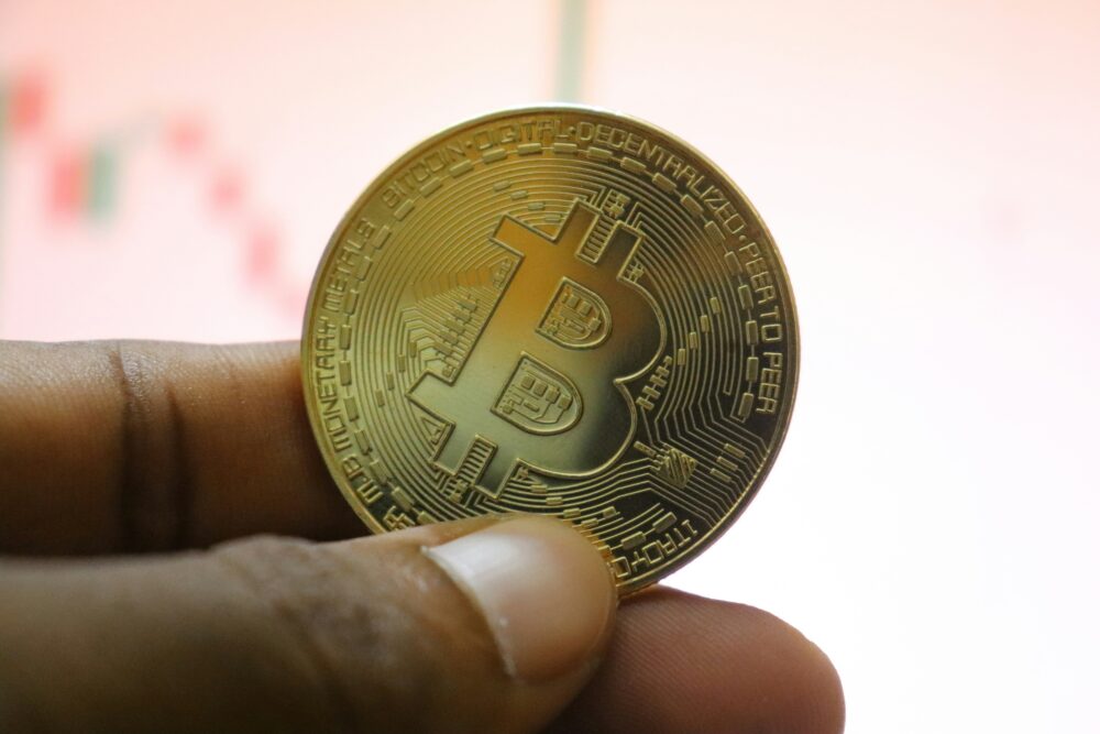 手にビットコインを持っている